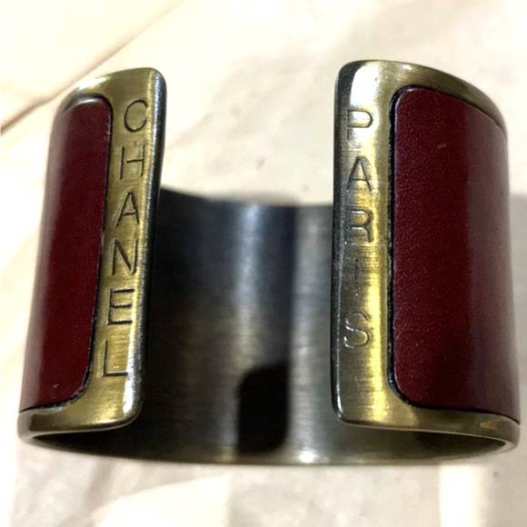Chanel metal cuff bracelet with leather inlay, beautiful authentic - Picture 9 of 11
